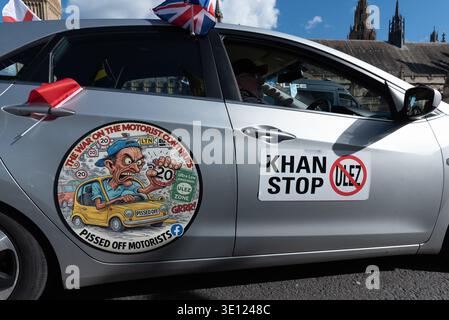 London, Großbritannien. 14. März 2026. Ein Auto, das mit „Angry Motorist“-Aufklebern bedeckt ist, wird von Anti-ULEZ-Demonstranten im Rahmen ihrer Kampagne gegen die Gebühren für die Ultra Low Emission Zone (ULEZ), die die Luftverschmutzung Londons verringern sollen, um den Parlamentsplatz zu befahren. Das Programm wurde vom ehemaligen Londoner Bürgermeister Boris Johnson angekündigt und vom heutigen Bürgermeister Sadiq Khan eingeführt und erweitert. Quelle: Ron Fassbender/Alamy Live News Stockfoto