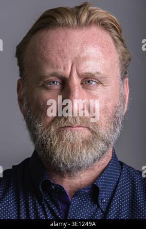Gesicht eines reiferen bärtigen Mannes, der in die Kamera schaut Stockfoto