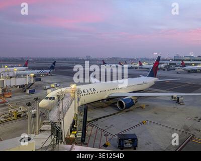 Los Angeles, CA - 13. März 2026: Delta-Flugzeuge bei Sonnenaufgang am LAX Stockfoto