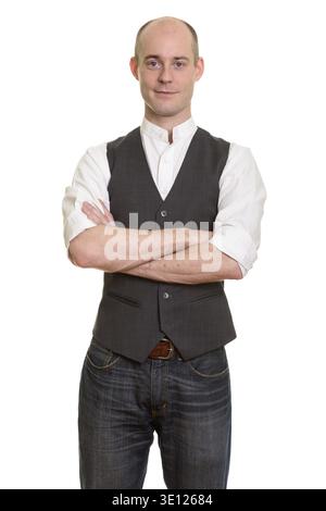 Kahlen kaukasischen Mann mit Weste mit verschränkten Armen vor weißem Hintergrund Stockfoto