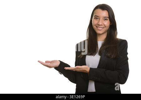 Junge glückliche kaukasische Geschäftsfrau lächelnd, während sie etwas zeigte Stockfoto