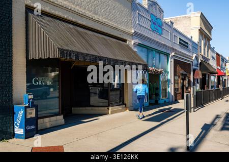 Nashville, North Carolina, USA – 2026: Frau joggt an kleinen Unternehmen und Geschäften entlang der Main Street in der Innenstadt von Nashville vorbei. Stockfoto