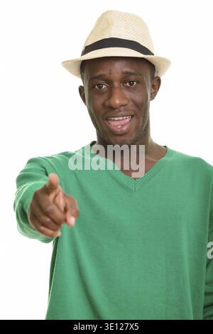 Junge glücklich afrikanischer Mann lächelnd und Zeigefinger vor weißem Hintergrund Stockfoto
