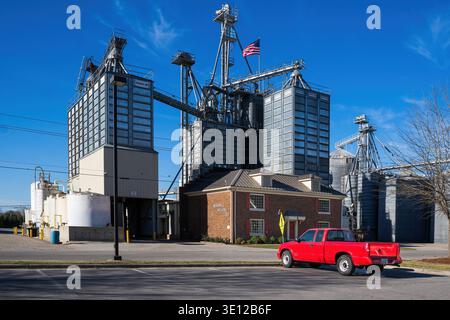 Nashville, North Carolina, USA – März 2026: Getreidesilos und Futtermühlen, betrieben von Braswell Family Farms in der Stadt Nashville. Stockfoto