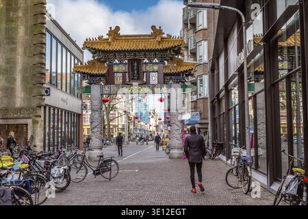 Haag, Niederlande - 5. April 2016: Chinesisches Tor markiert den Beginn des Stadtbezirks den Haag Stockfoto