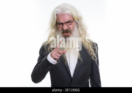 Studio shot der älteren bärtigen Geschäftsmann zeigenden Finger, während Sie wütend Stockfoto