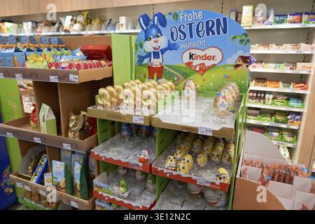 Süßigkeiten und Ostereier mit Kinder- und Ostermotiven auf einem Regal vor Ostern, Osterhasen, Ostersüße, Osterschokolade zum Verkauf in Th Stockfoto