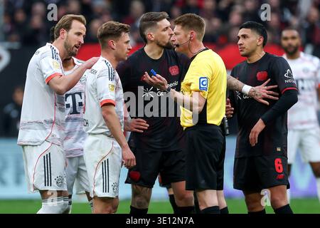 Harry Kane (München), Joshua Kimmich (München), Robert Andrich (Leverkusen) und Schiedsrichter Christian Dingert beim Spiel der 1. Fussball Bundesliga - Bayer Leverkusen vs. FC Bayern München (Ergebnis 1:1) ) am 14.3.2026 in der BayArena in Leverkusen Harry Kane (München), Joshua Kimmich (München), Robert Andrich (Leverkusen) und Schiedsrichter Christian Dingert während des Bundesliga-Spiels - Bayer Leverkusen vs. FC Bayern München (Endpunktzahl 1:1) am 14. März 2026 in der BayArena in Leverkusen Stockfoto