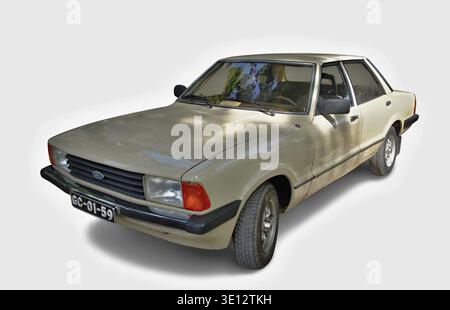 Beige Ford Cortina MK4 Oldtimer, isoliert auf weißem Hintergrund Stockfoto