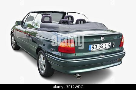 Grünes Opel Astra Cabriolet geparkt, mit Rückansicht Stockfoto