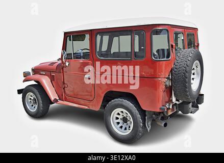 Roter Toyota Land Cruiser FJ40 von hinten, mit weißem Dach und Reserverad, isoliert auf weißem Hintergrund Stockfoto