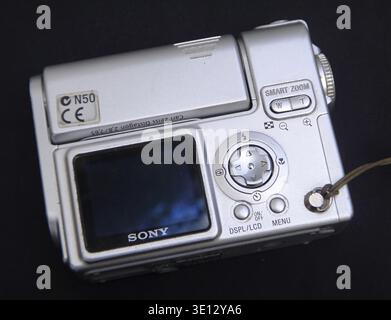 Digitalkamera von Sony mit LCD-Bildschirm und Steuertasten auf schwarzem Hintergrund Stockfoto