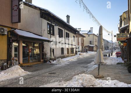Bansko, Bulgarien - 18. Januar 2025: Blick auf die Pirin-Straße, traditionelle Häuser im bulgarischen Skigebiet Stockfoto