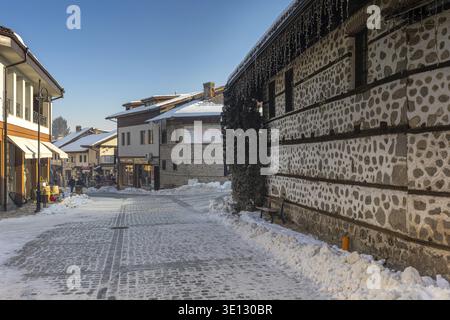 Bansko, Bulgarien - 18. Januar 2025: Blick auf die Pirin-Straße, traditionelle Häuser im bulgarischen Skigebiet Stockfoto