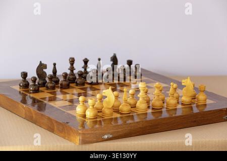 Hölzerne Schachfiguren auf dem Schachbrett. Intellektuelles Spiel Stockfoto