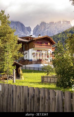 Dolomiten, Italien Straßenblick auf St. Magdalena oder Santa Maddalena Dorf, Geisler Geisler Geisler Berge und eberesenbeeren Baum Stockfoto