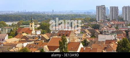 Belgrad, Serbien, Panoramablick auf Banner von Gardos, Zemun, mit Kirche und Donau im Sommer Stockfoto