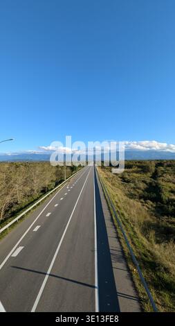 Panoramastraße unter bewölktem Himmel Stockfoto
