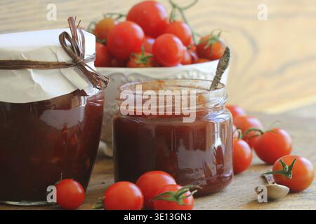 Kirschtomate und Chili Konfitüre in einem Glas konserviert Stockfoto