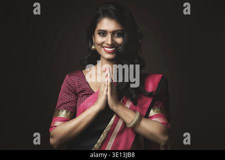 Porträt einer schönen indischen Frau in traditionellem Sari-Kleid Stockfoto