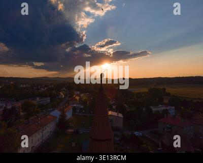 Turm der St. Wenzelskirche in Netolice, Silhouette vor dem dramatischen Sommerhimmel über der südböhmischen Landschaft. Stockfoto