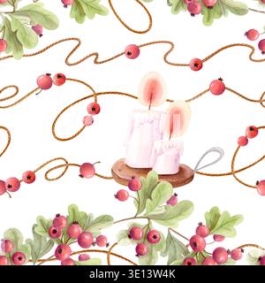 Kuscheliges, nahtloses Muster in Herbstfarben mit Kerzen, Beerengirlande und Zweigen. Hygge Herbst Hintergrund für Textilien und Verpackungen. Stockfoto