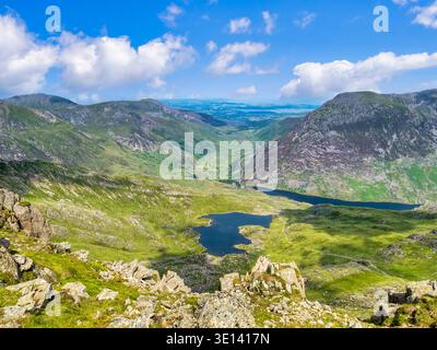 Snowdonia - Ein Blick auf den Nationalpark vom Bwlch Tryfan, auf dem Spaziergang zum Schloss der Winde, mit Nant Ffrancon, Llyn Ogwen, Pen yr Ole Wen... Stockfoto