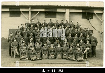 Jahrgangsfoto des 2. Und 2. Weltkriegs von Soldaten, Soldaten, Auszubildenden, Offizieren, RAF Ely, UK vom 1943 Stockfoto