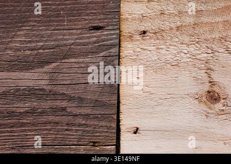 Kontrastierende Holzstrukturen mit dunklem verwittertem Holz und heller Rohholzoberfläche nebeneinander Stockfoto