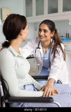 Rehabilitationsfachärztin für Rollstuhlpatientin Stockfoto