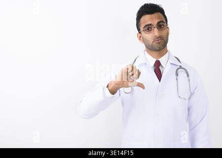 Studio shot der jungen schönen Indischen mann Arzt vor weißem Hintergrund Stockfoto