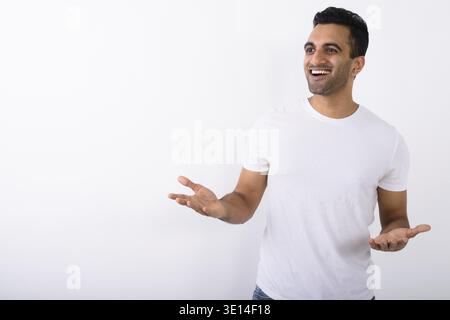 Studio shot der jungen schönen Indischen Menschen gegen den weißen Hintergrund Stockfoto