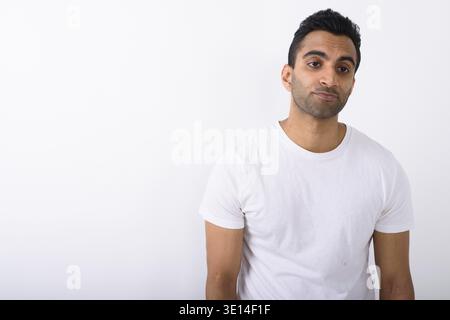 Studio shot der jungen schönen Indischen Menschen gegen den weißen Hintergrund Stockfoto