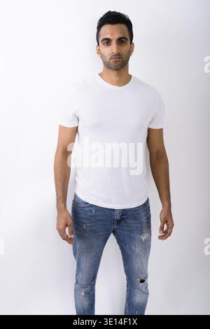 Studio shot der jungen schönen Indischen Menschen gegen den weißen Hintergrund Stockfoto
