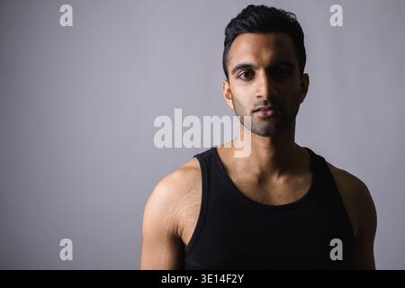 Studio shot der jungen schönen Indischen Menschen gegen den weißen Hintergrund Stockfoto