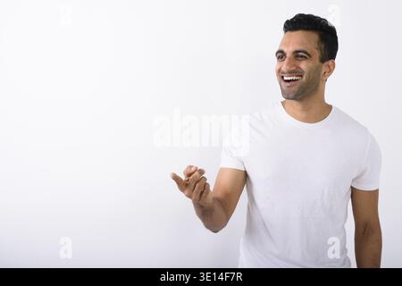 Studio shot der jungen schönen Indischen Menschen gegen den weißen Hintergrund Stockfoto