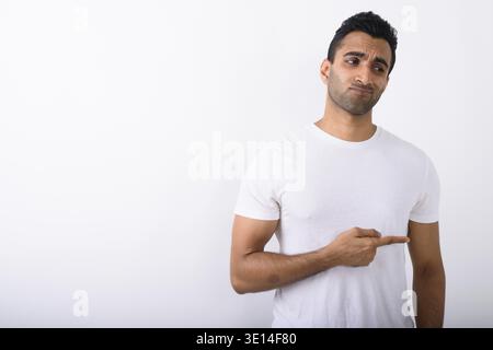 Studio shot der jungen schönen Indischen Menschen gegen den weißen Hintergrund Stockfoto