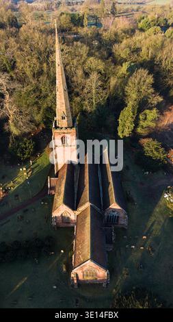 Luftaufnahme der St. Peter’s Church in Worfield, Shropshire, England Stockfoto