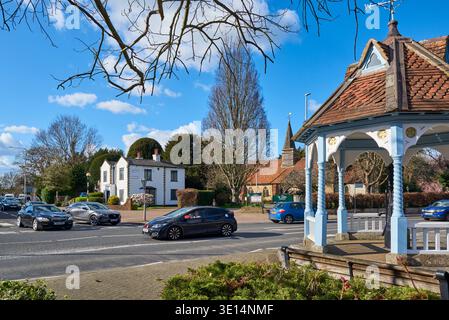 Ickenham, London Borough of Hillingdon, Greater London, Großbritannien, mit der historischen Dorfpumpe und der St. Giles Kirche im Hintergrund Stockfoto