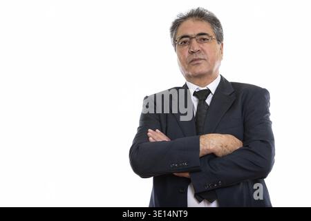 Studio shot der Persischen Geschäftsmann tragen Brillen mit gekreuzten Armen Stockfoto