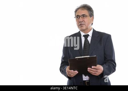 Studio shot der Persischen Kaufmanns holding Zwischenablage beim Denken Stockfoto