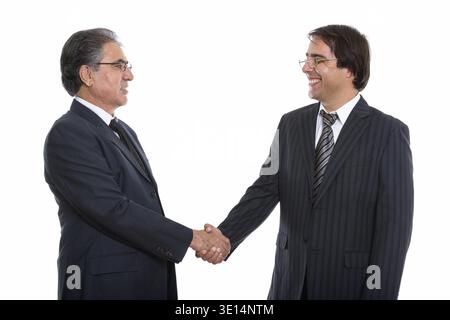 Profil anzeigen von glückliche junge und ältere Persischen Geschäftsmann Lächeln und Händeschütteln Stockfoto