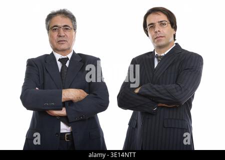 Studio geschossen von Jung und Alt persischen Geschäftsmann mit gekreuzten Armen Stockfoto