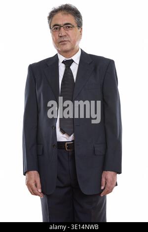 Studio shot der Persischen Geschäftsmann stand beim Tragen von Brillen Stockfoto