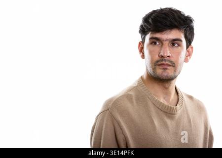 Studio shot der jungen Persischen Mann denken, während in der Ferne suchen Stockfoto