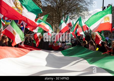 London, England, Großbritannien. März 2026. Anhänger der iranischen Monarchie protestieren in Whitehall außerhalb der Downing Street, rufen zum Ende der Islamischen Republik auf und unterstützen den exilierten Kronprinzen Reza Pahlavi als potenziellen Führer für den Iran, während die Spannungen im Nahen Osten eskalieren. Kredit: Kiki Streitberger/Alamy Live News Stockfoto