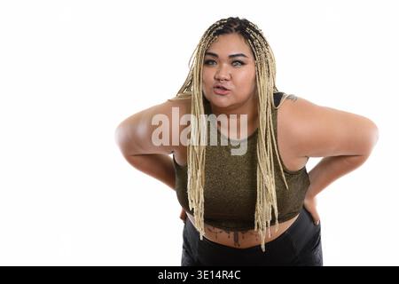 Studio shot junger Fett asiatische Frau verziehenden Lippen beim nach vorne beugen Stockfoto