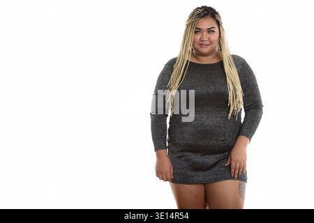 Studio shot der Jungen gerne Fett asiatische Frau lächelnd im Stehen Stockfoto