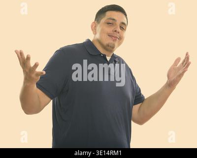 Studioaufnahme eines jungen hispanischen Mannes mit kurzer Frisur Stockfoto