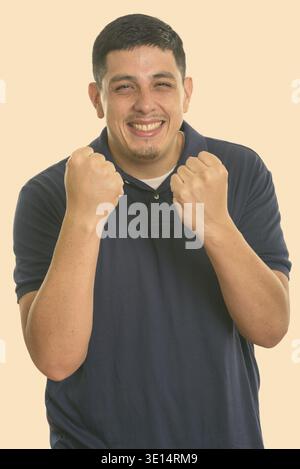 Studioaufnahme eines jungen hispanischen Mannes mit kurzer Frisur Stockfoto